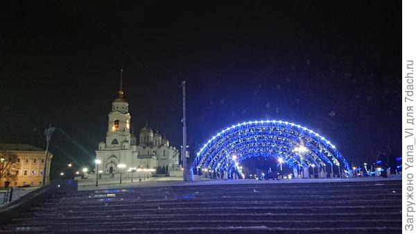 Чуть вдалеке собор