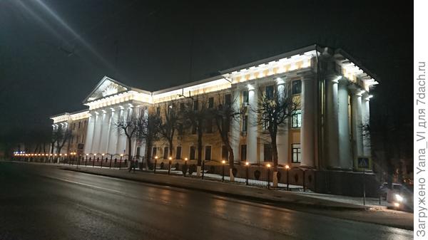 Улица Большая Московская. По правой стороне более современные здания.