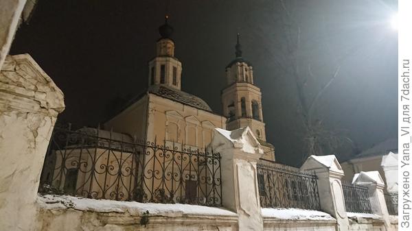 А по левой забор монастыря закончился, но продолжают тянутся здания более старые и явно церковной направленности.