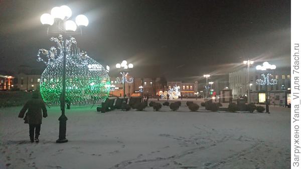 За воротами ещё одна площадь...