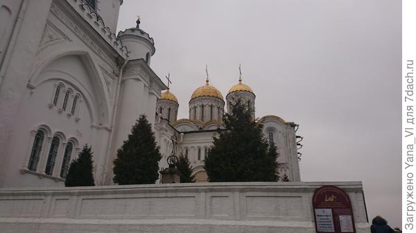 Но вход не здесь. Надо пройти во внутренний двор.