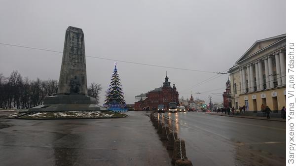Площадь днём