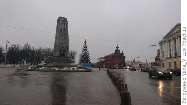 Выходим к площади.