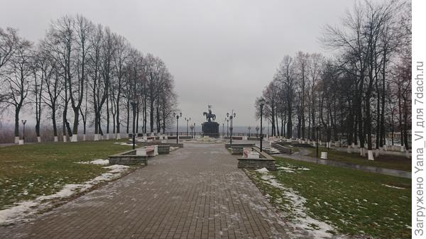 К нему мы и направляемся, по обледеневшей мостовой