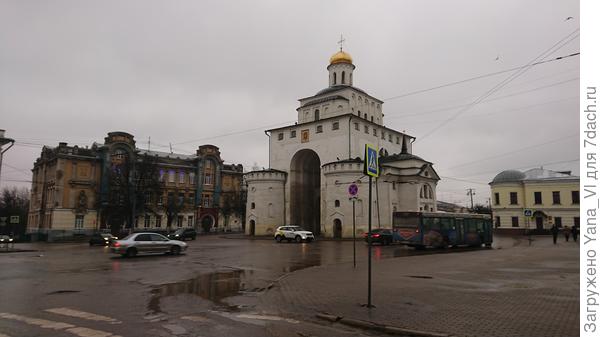 Золотые ворота днём смотрятся тоже... как то более уныло. :(