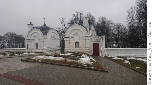 а справа какие то... видимо хозяйственные помещения..