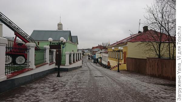 Проулок не чищен, но мы героически поднимаемся :) по нему.
