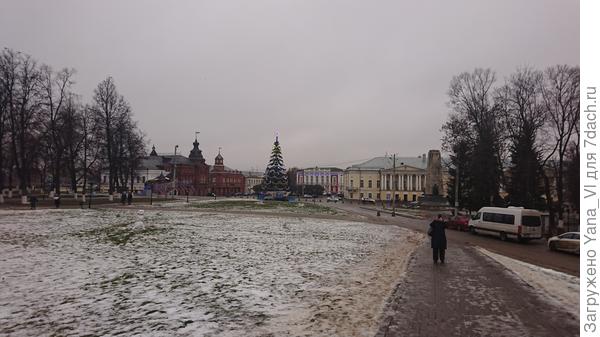 и спускаемся обратно к площади.