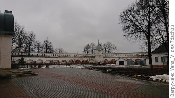 стена изнутри не отреставрирована...