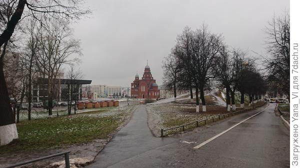 Отсюда уже можно спуститься к площади перед театром.