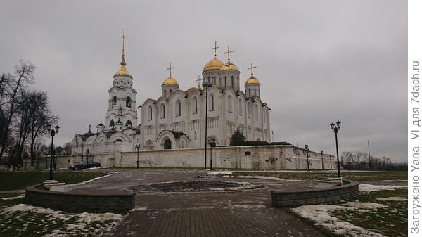 Вид на собор со стороны памятника...