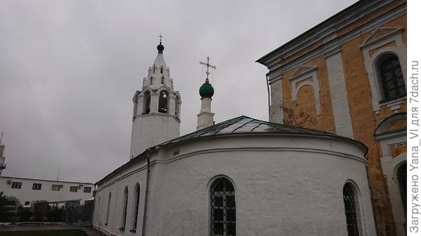 и старой церковью слева...