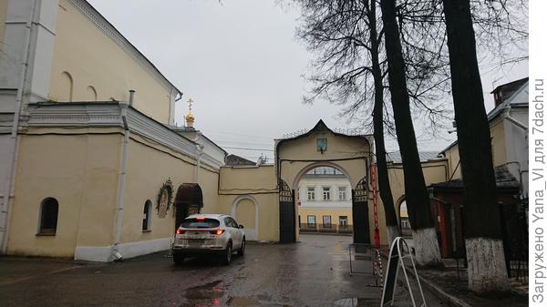 Обернулись назад (к воротам, через которые вошли).