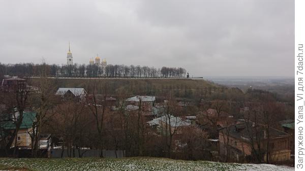 Снова вид на собор и памятник.