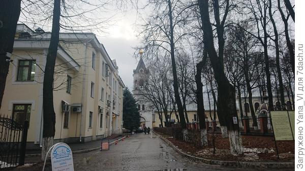Вход в ворота территории монастыря.