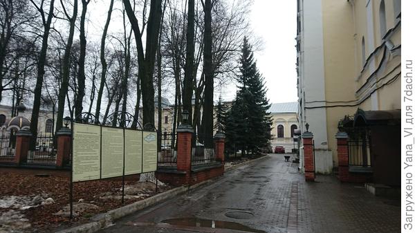 Посмотрите направо...