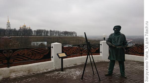 Отсюда отлично виден собор, памятник и дорога внизу...