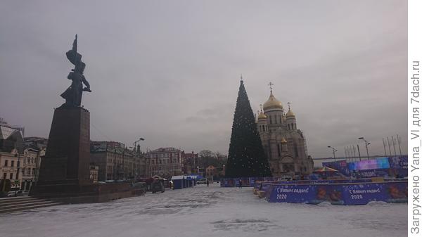 Днём на центральной площади