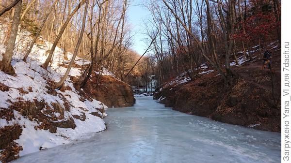 Впереди почти сразу виден весь каскад из пяти небольших водопадов.
