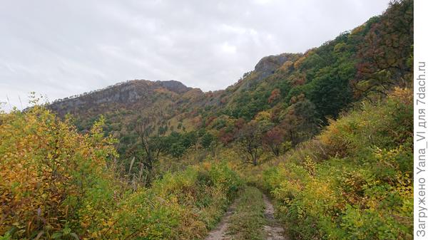 Хребет впереди. Видно отверстие сквозной пещеры.