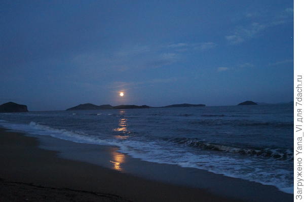 Лунная дорожка на морском побережье.