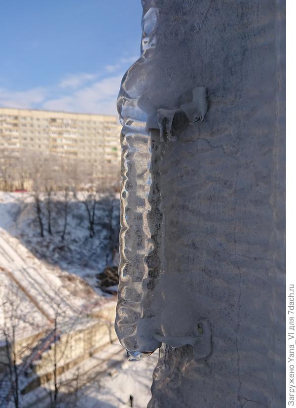 Это термометр на стене дома у окна кухни.