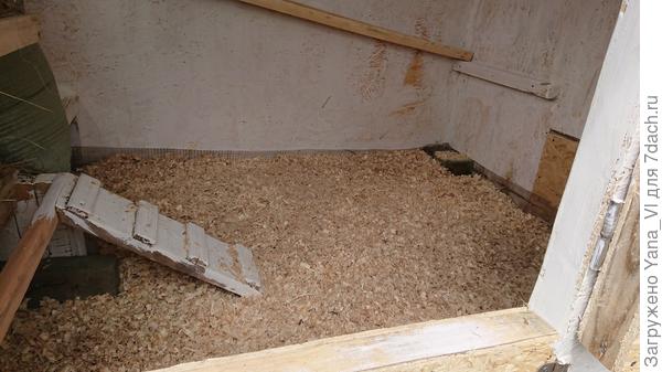 Пол засыпан опилками. У нас их приходится покупать.