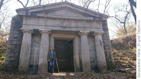 Надеюсь скоро рассказать, как мы поздней осенью ездили к склепу Бриннеров. Заглядывайте ;)