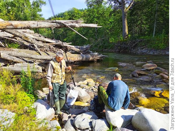 Здесь видна часть завала из деревьев. Мои рыбаки для масштаба :) Противополжный берег тоже виден, так что ширину и "мощь" речки можно оценить.