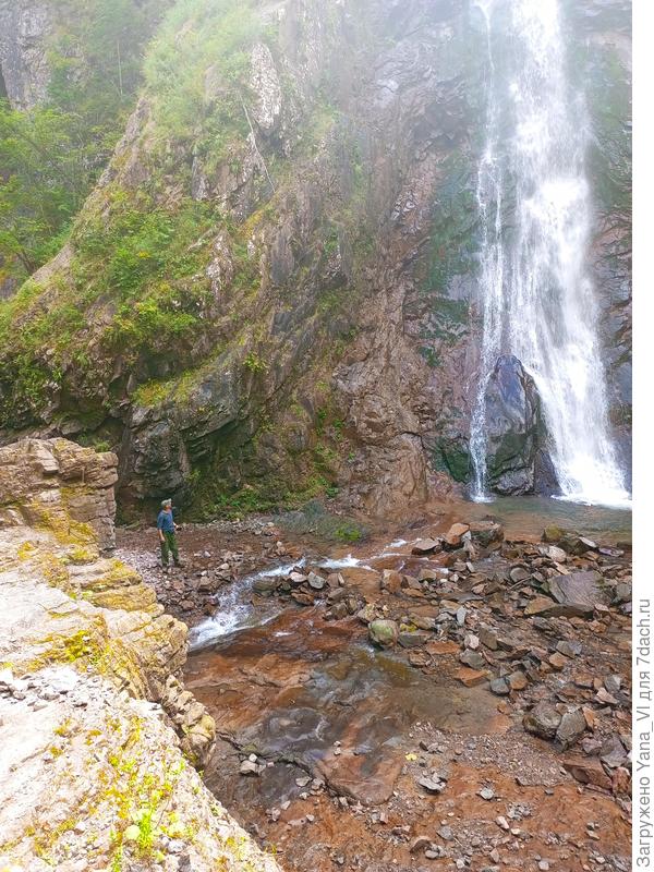 А здесь слегка засвечено, но зато можно понять размер - слева внизу под скалой фигурку мужа видно.