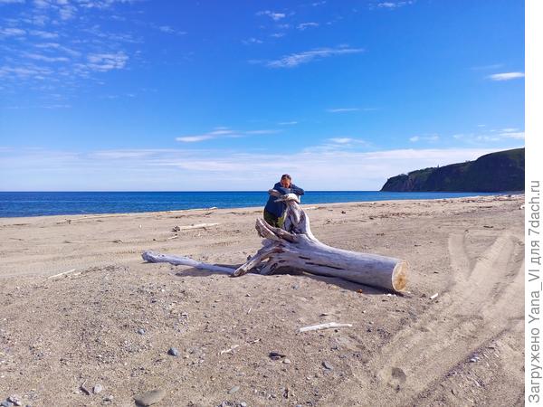 А это один из "скелетов" на пляже. Муж тоже для масштаба. :))) Отпиленная часть видимо унесена местными на дрова, что ли... Или проехать мешала, судя по колее.