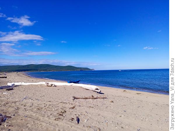 Амгу. Синяя лодка у синей воды...