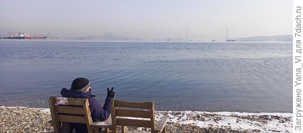 Те, кто в пути устал, могут на лавочке передохнуть.