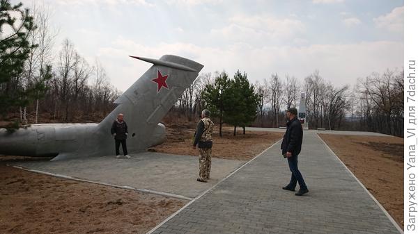 Недалеко, в трех метрах от дороги,
Новосысоевки – таежного села,
Поставлен обелиск
Простой и строгий пилотам двум
За ратные дела.
Они упали оба на закате.
Покинуть самолет приказ был дан.
Но впереди село,
Где спали дети.
«Майор Анашкин – Волков капитан».
Они взлетели на заданье парой,
Когда полет их прервала беда.
Так буднично свершился подвиг яркий,
Что в памяти остался навсегда.