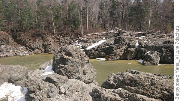 Вот такие валуны на берегах