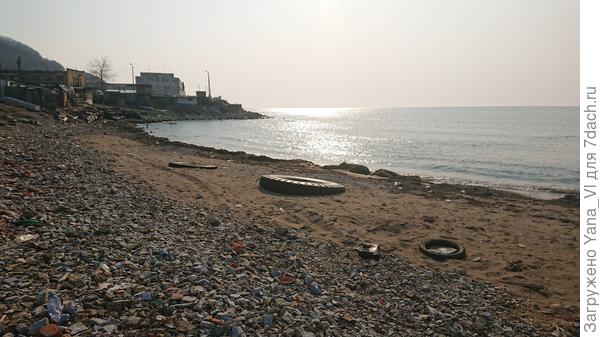 С колёсами от трактора, вросшими в песок