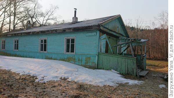 Старый жилой корпус. уже не используется, опасно для жизни, всё разваливается.