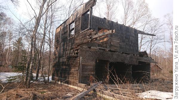 Начали строить большой двухэтажный корпус...Но недостроили.