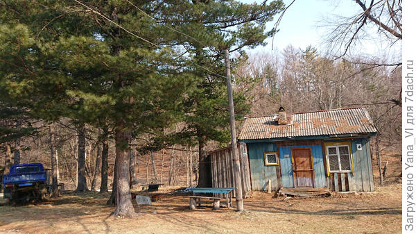 Один из домиков, до сих пор относительно "живых" и в нём селят клиентов.