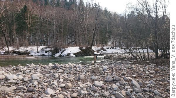 Тут можно и египетскую пирамиду сотворить, вон сколько камней!