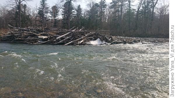 В нижнем течении, ближе к посёлку река пошире.