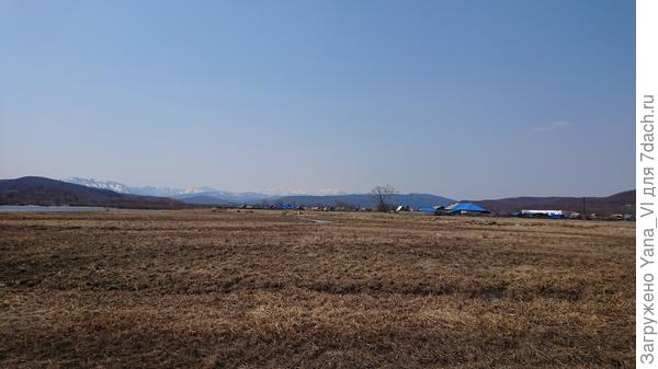 Далеко-далеко видны заснеженные вершины, по которым сюда идёт дорога.