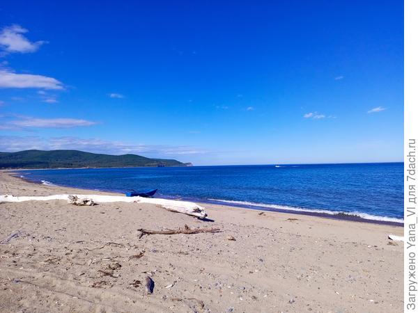 Пляж в селе Амгу в сентябре. Купаться нельзя, а любоваться - пожалуйста ;)