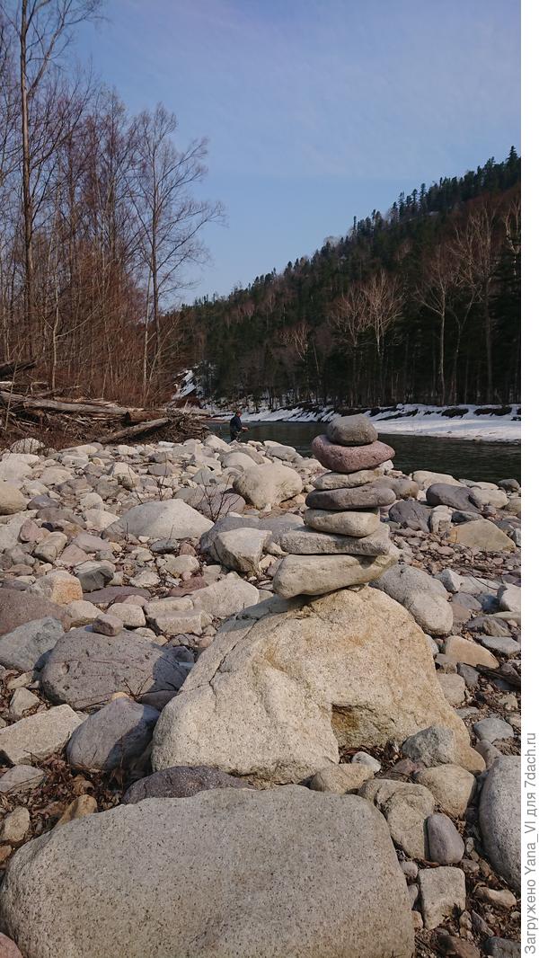 Сложила на берегу пирамидку из камней