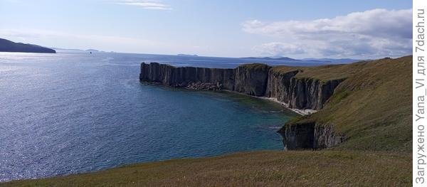Вид со стороны на мыс, где стоит Черепаха