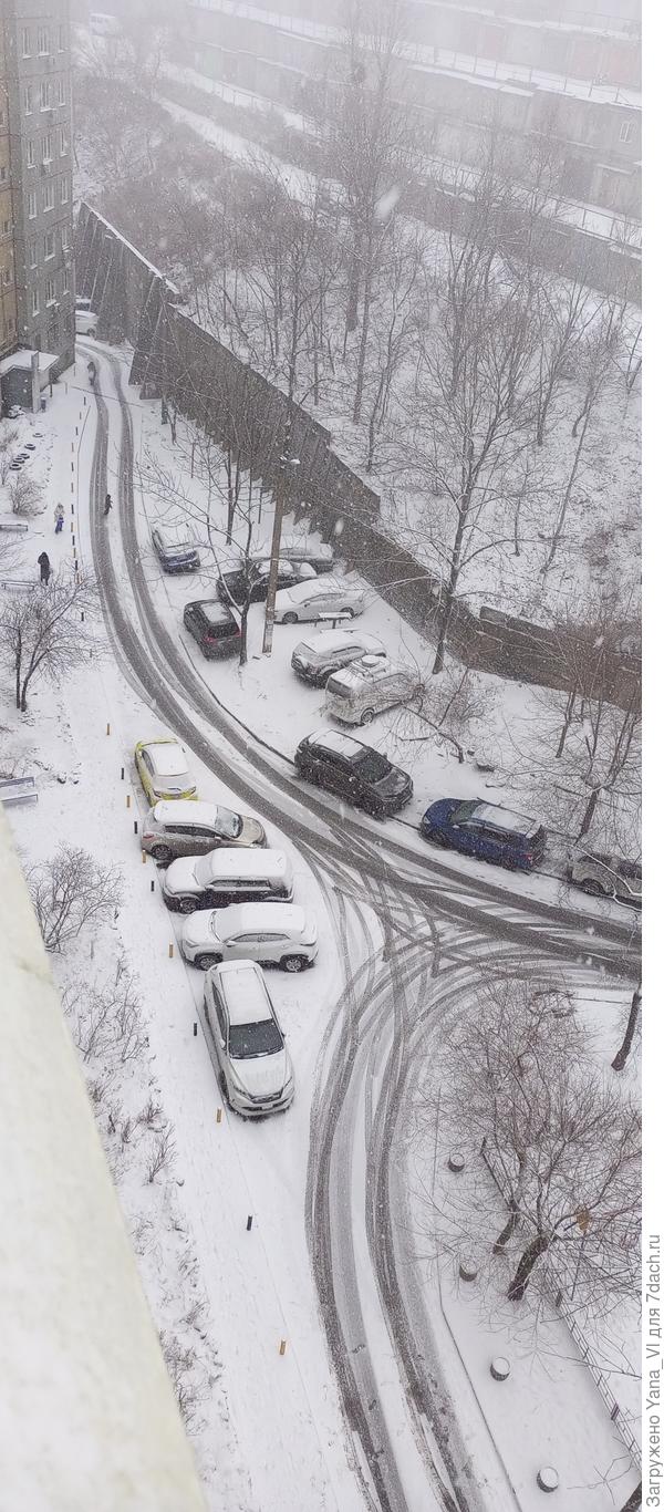 Засыпает снегом