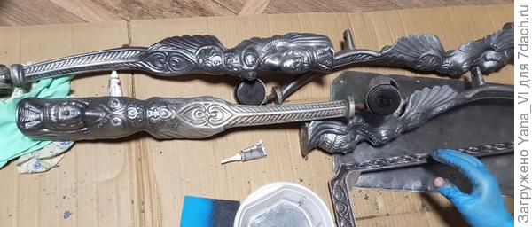 Металлические части покрыла контурной пастой, как Оля учла в этом своём топике.