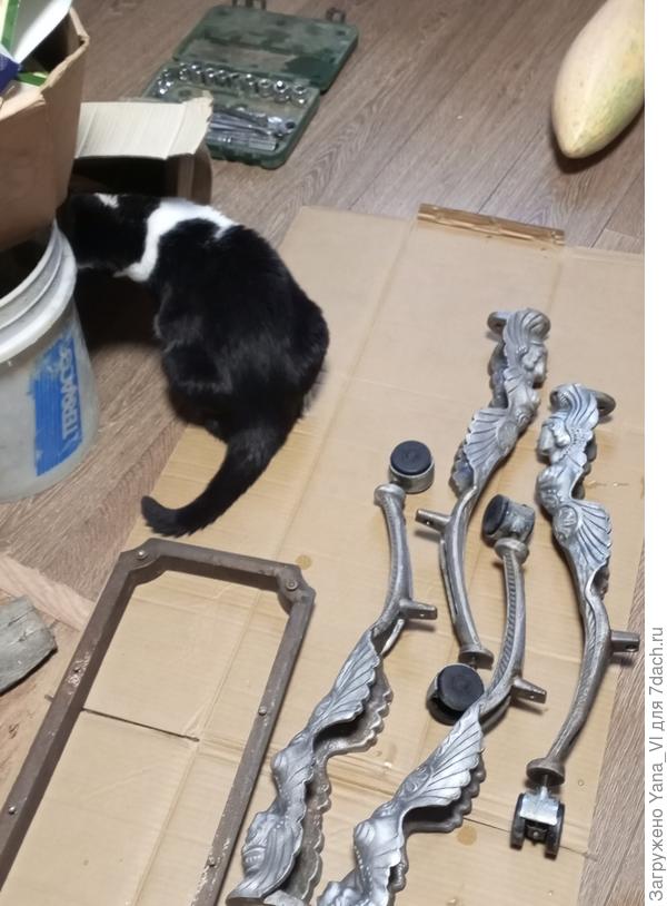 Изначально муж помог мне разобрать по частям и зачистить металлические детали