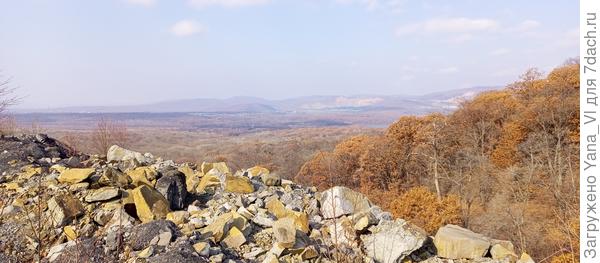 Вид с отвала на лес и сопки