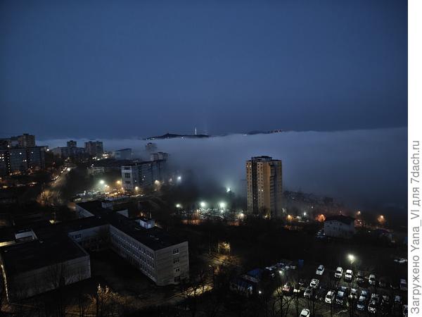 Вид с балкона. Утренний туман над городом.